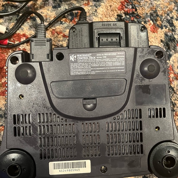 Nintendo 64 with 2 controllers and 2 games fully working - Picture 4 of 6